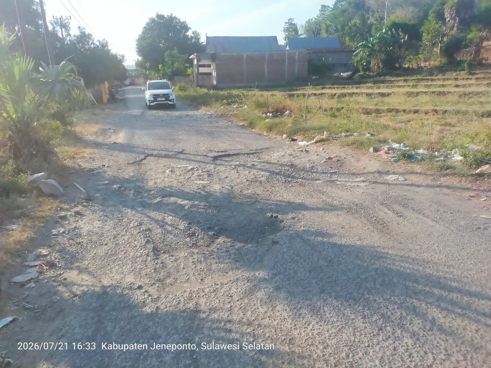 Jalan Rusak Parah di Desa Bulusibatang dan Bontoramba Kecamatan Bontoramba Kabupaten Jeneponto,Ancam Keselamatan Warga