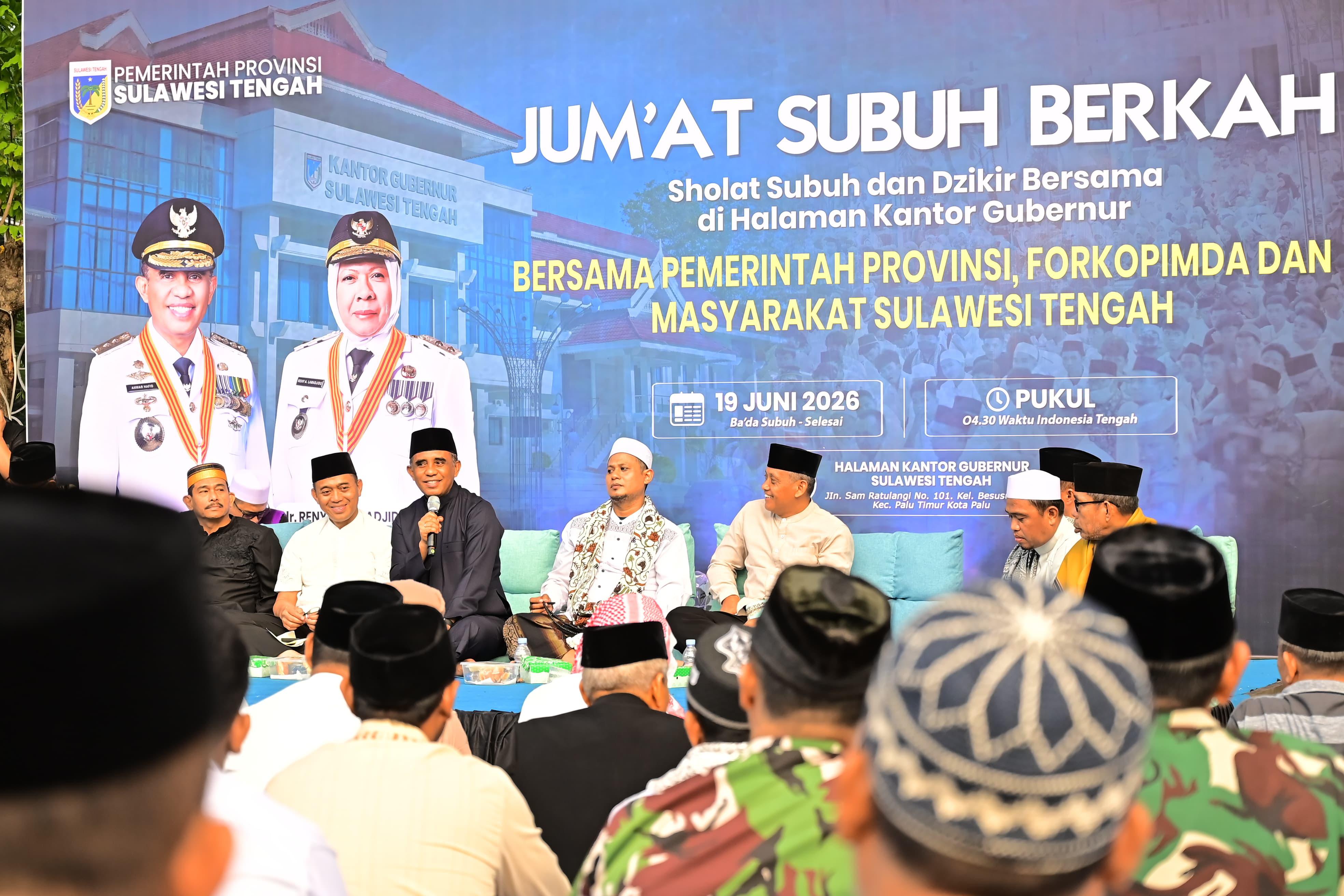 Ribuan Jamaah Hadir, Gubernur Anwar Hafid Gelar Jum'at Subuh Berkah dan Dzikir di Halaman Kantor Gubernur Sulawesi Tengah