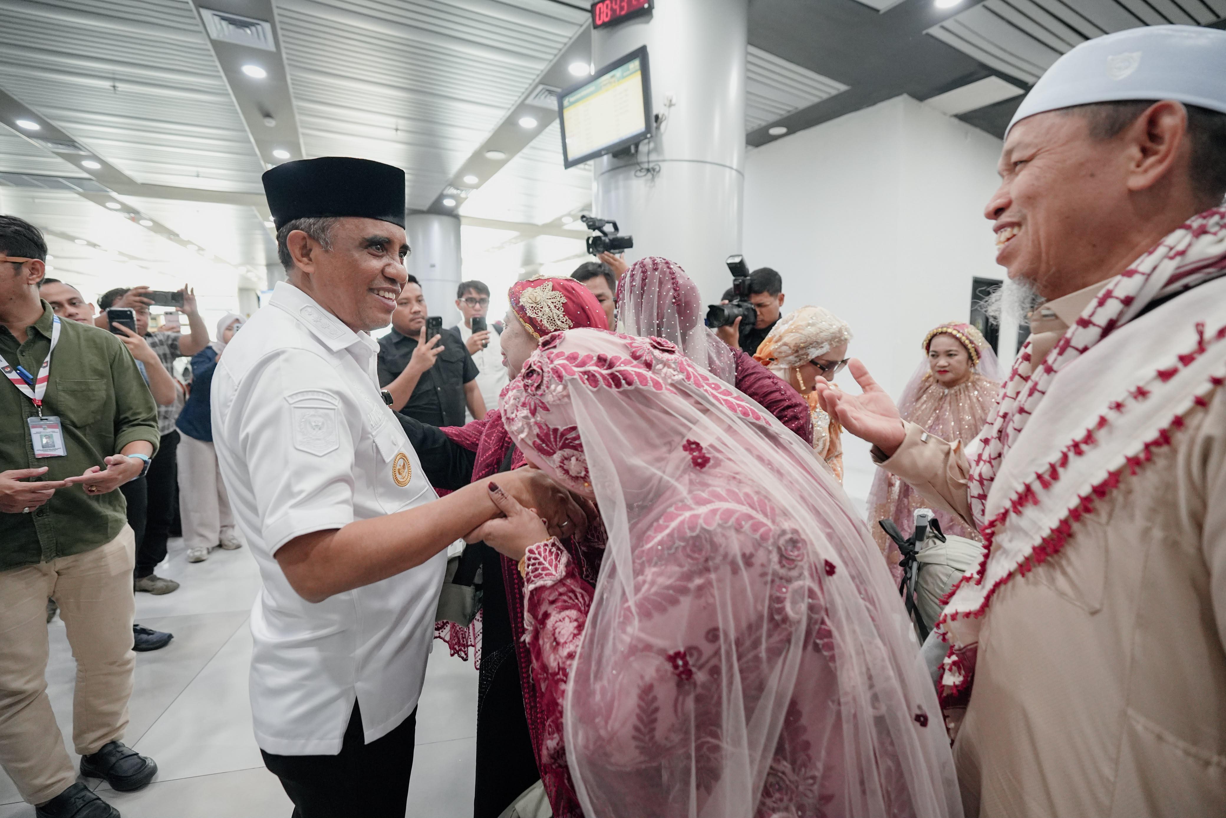 Rasa Syukur dan Haru,Gubernur Anwar Hafid Sambut Kepulangan Jamaah Haji Sulteng di Bandara internasional Mutiara SIS Al-Jufri