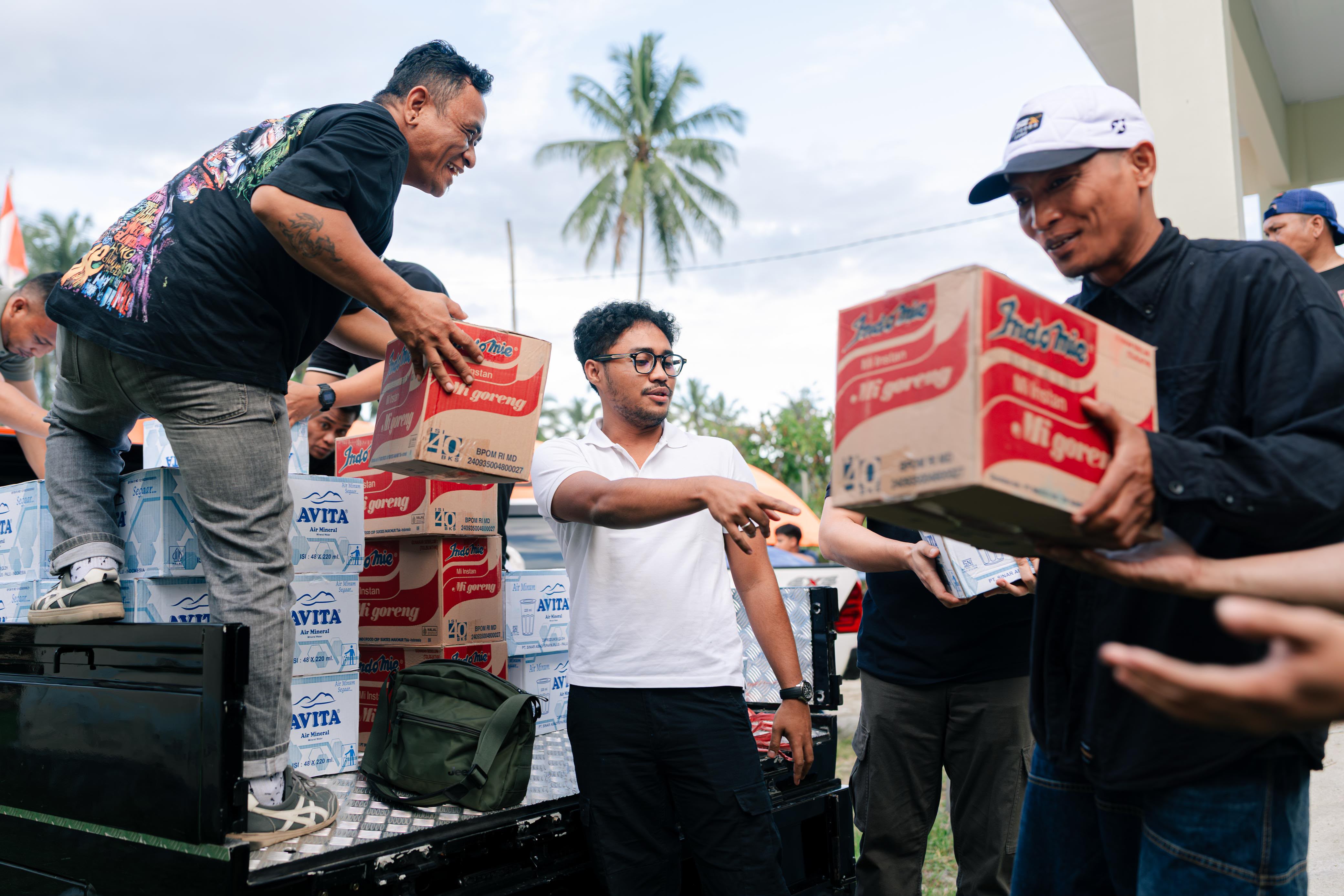 Ketua KONI Sulteng Fathur Razaq Salurkan Bantuan Sembako untuk Korban Gempa di Nokilalaki dan Palolo