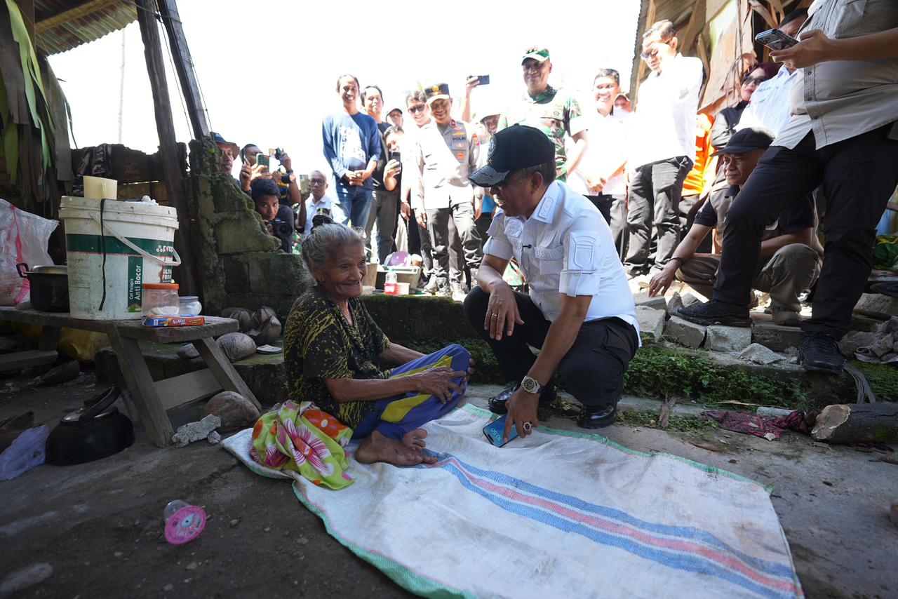 Gubernur Anwar Hafid Tinjau 5 Desa Terdampak Gempa,Salurkan 550 Tenda dan 650 Paket Sembako di Kabupaten Sigi